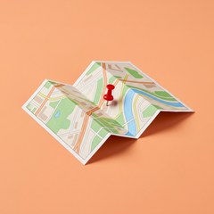 Une carte routière avec une punaise